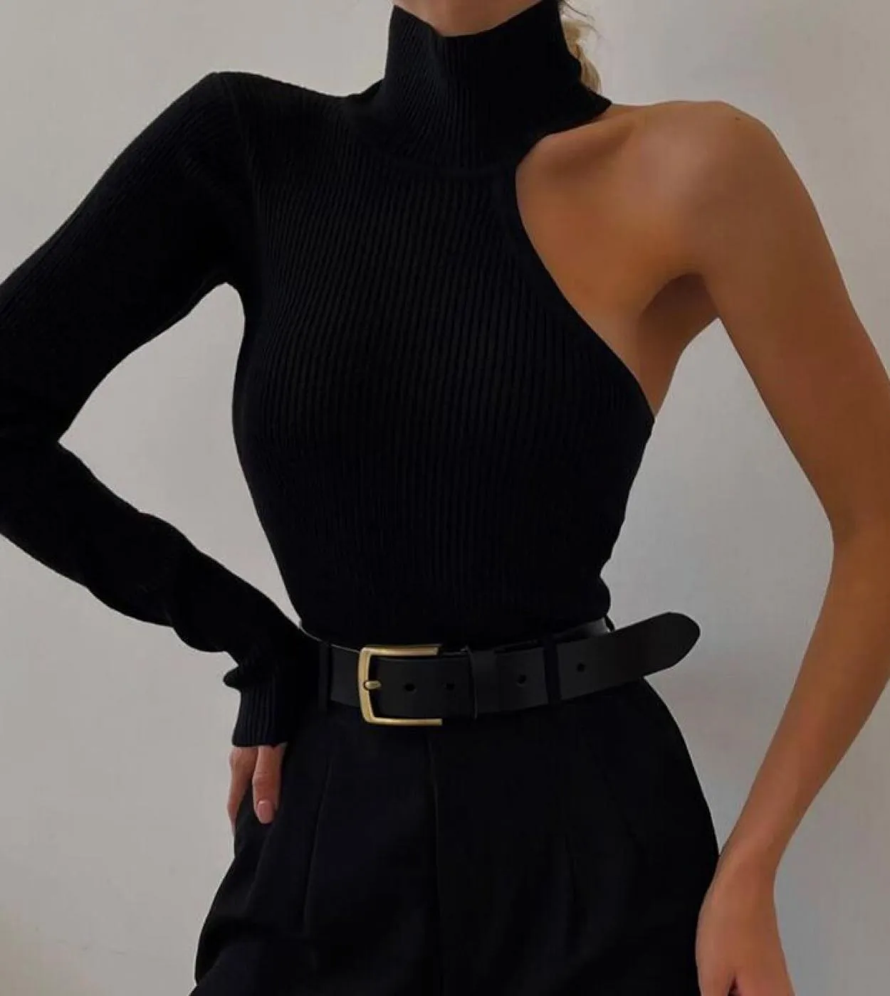 Dolcevita da donna con una manica e spalle scoperte, fasciatura nera aderente, abiti casual da vacanza per lo shopping da festa