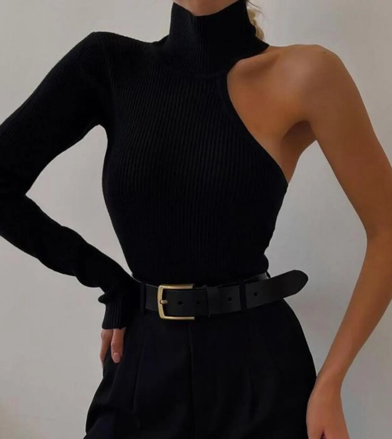 Dolcevita da donna con una manica e spalle scoperte, fasciatura nera aderente, abiti casual da vacanza per lo shopping da festa