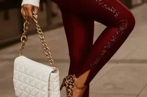 Eleganti leggings in ecopelle con pizzo Margaretta, bordeaux
