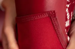 Eleganti leggings in ecopelle con pizzo Margaretta, bordeaux