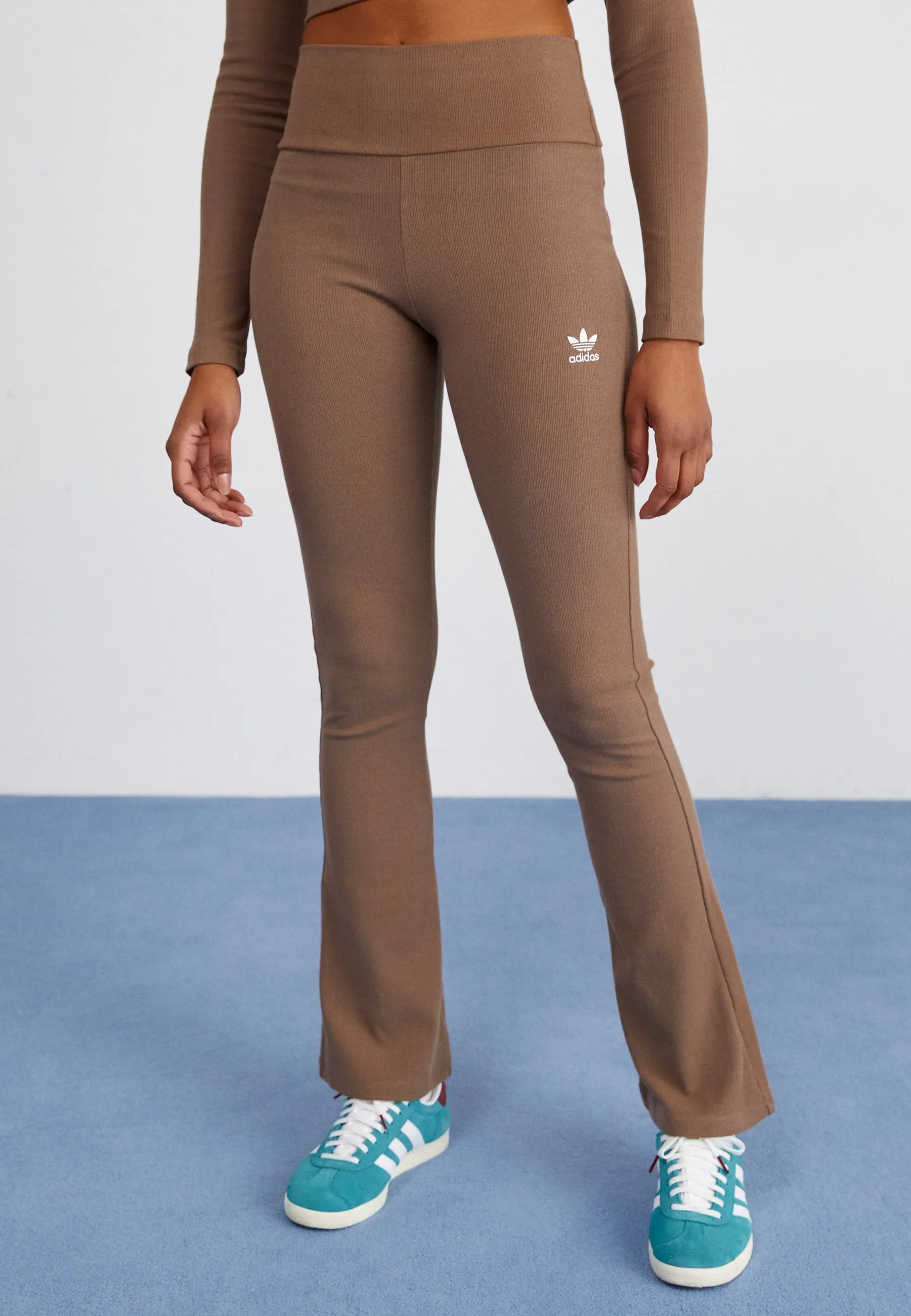 ESSENTIALS FLARED - Leggings