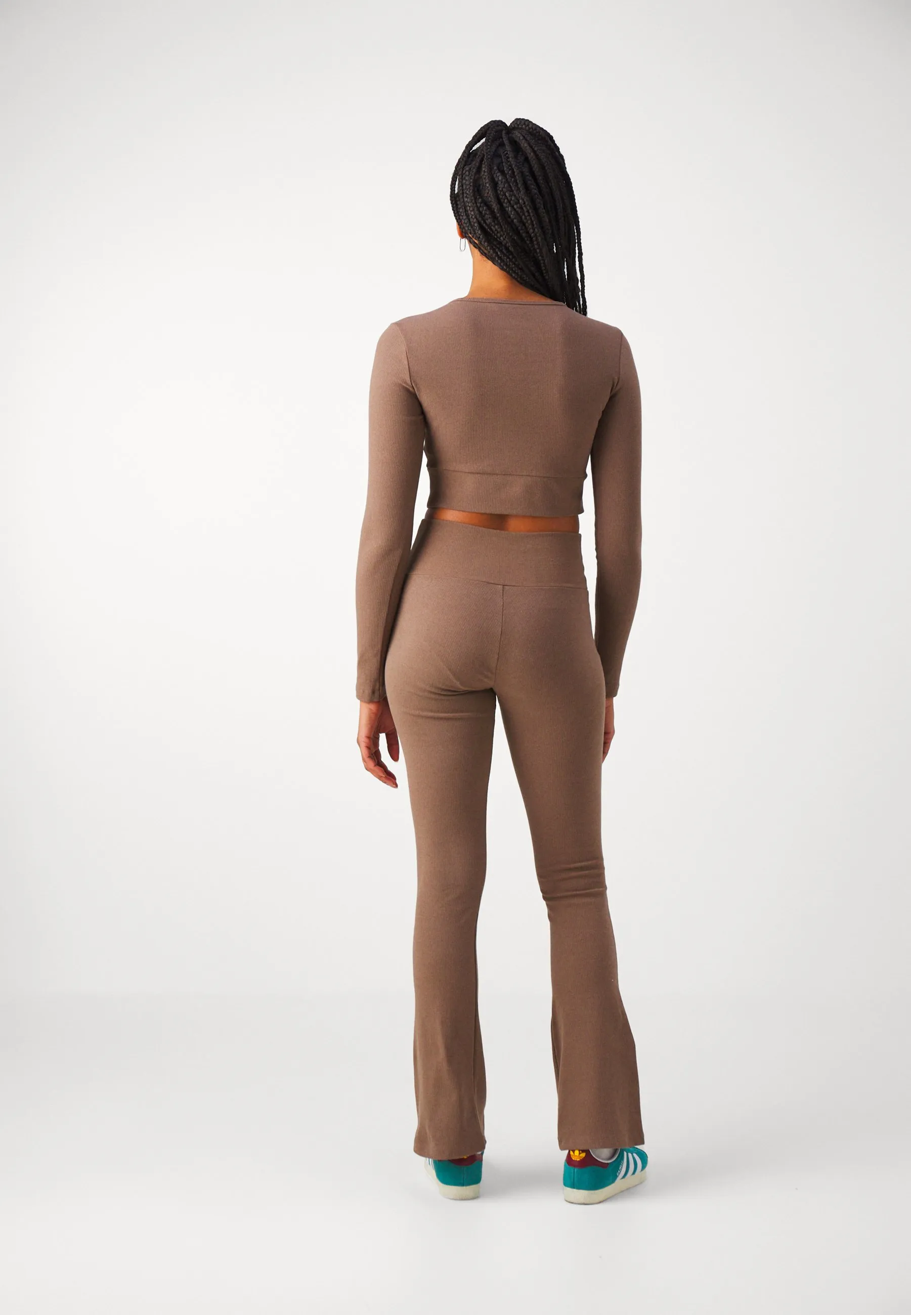 ESSENTIALS FLARED - Leggings