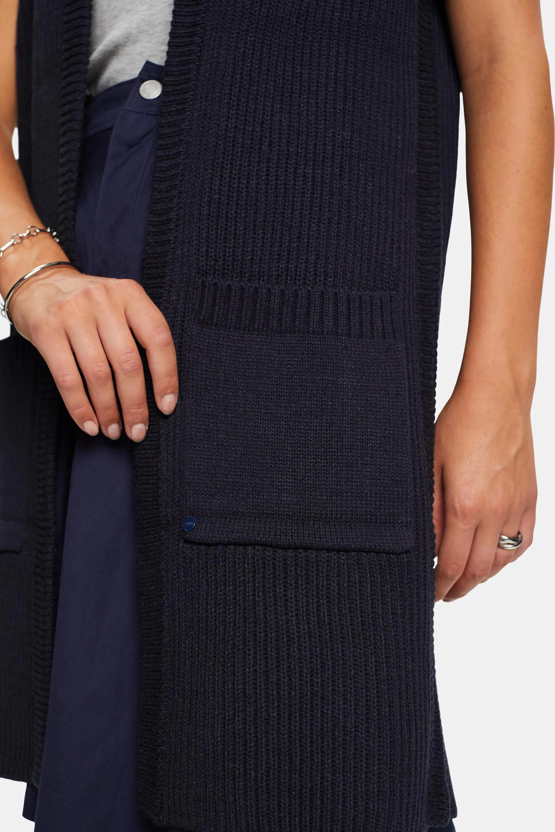 In materiale riciclato: cardigan lungo senza maniche