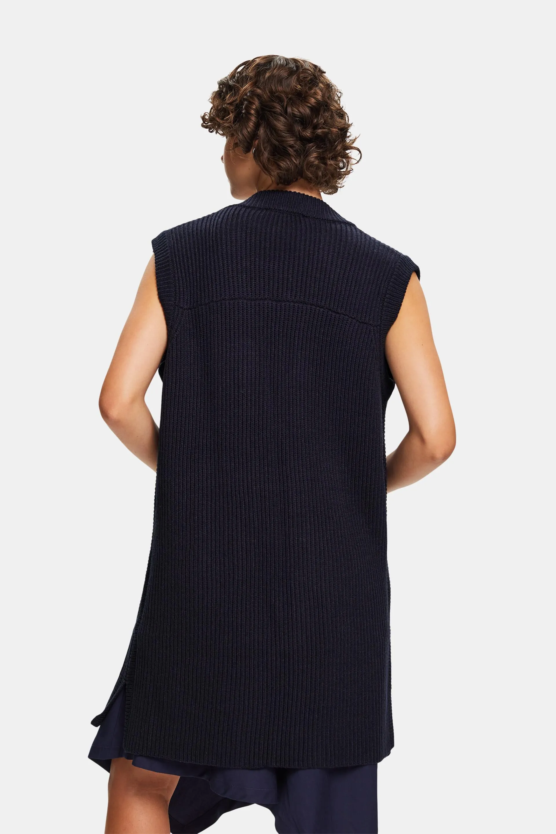 In materiale riciclato: cardigan lungo senza maniche