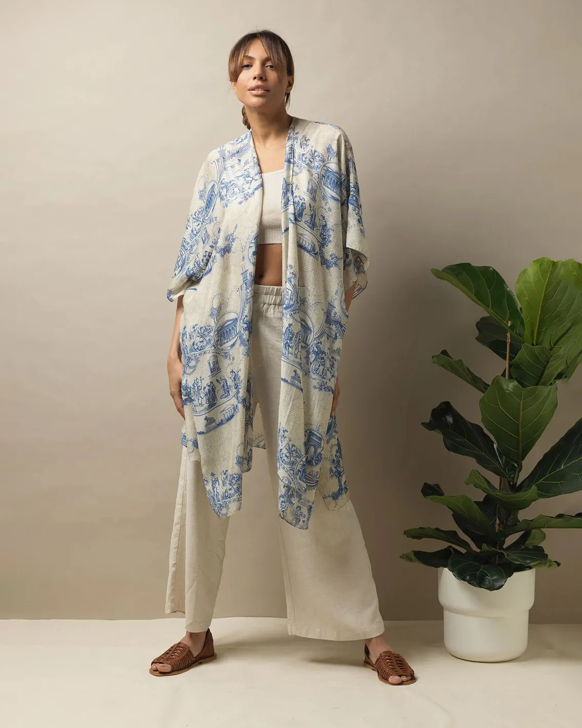 Kimono media lunghezza a fantasia avorio e blu China di ispirazione scene di antica architettura romana e greca