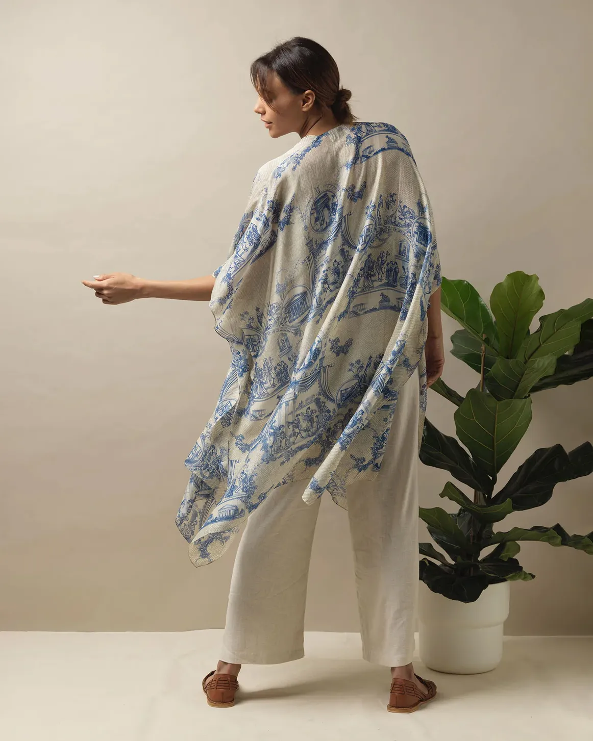 Kimono media lunghezza a fantasia avorio e blu China di ispirazione scene di antica architettura romana e greca