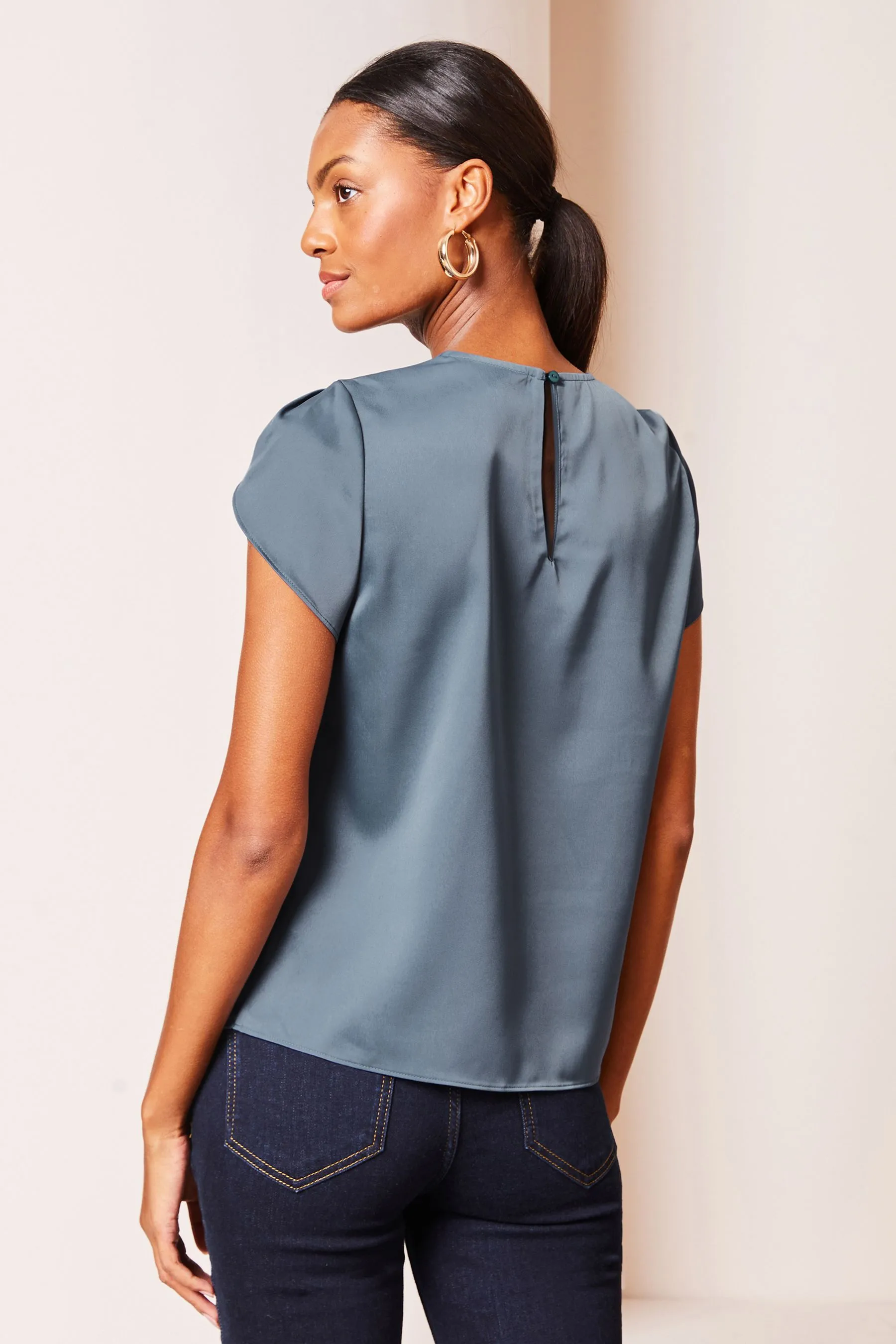 Lipsy - Top Satin maniche svasato con scollo rotondo e bottoni