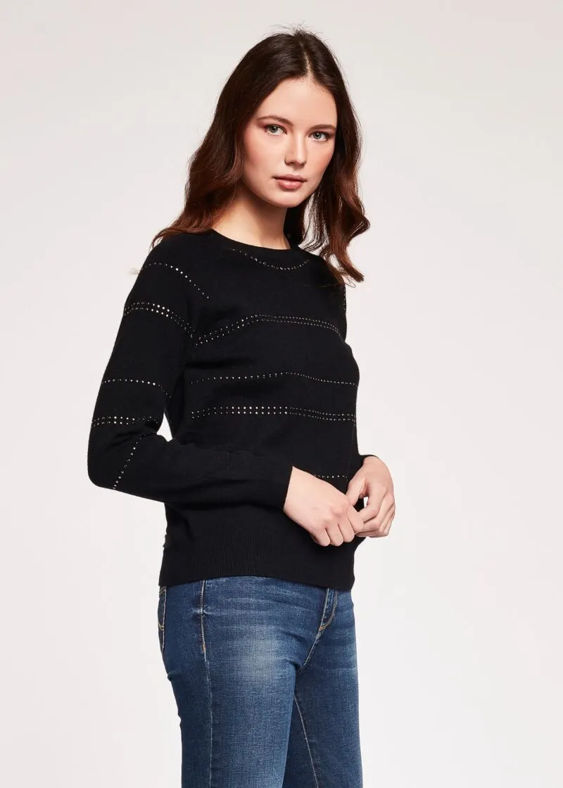 Maglia girocollo con borchie