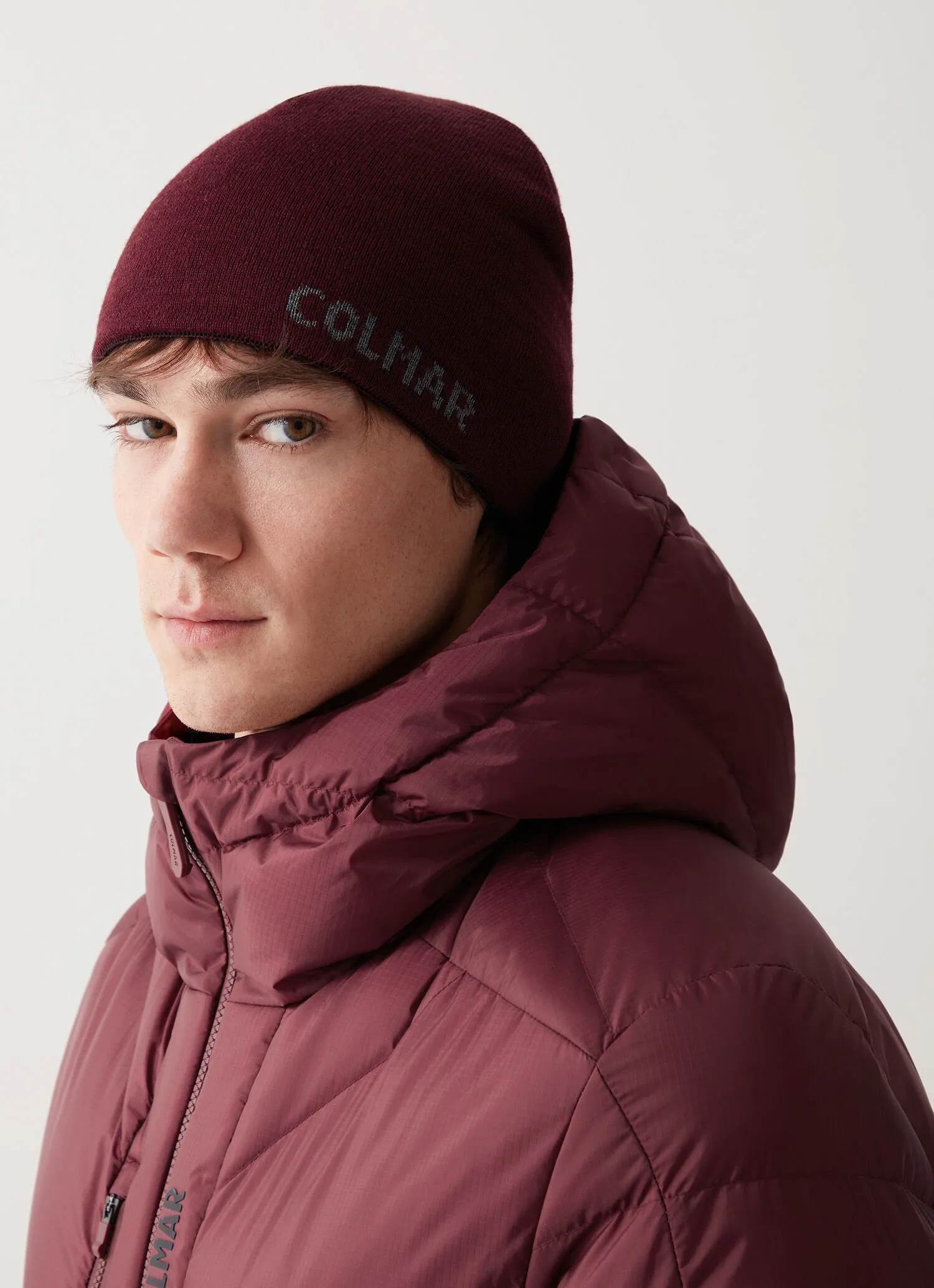 Reversible hat with jacquard maxi-logo
